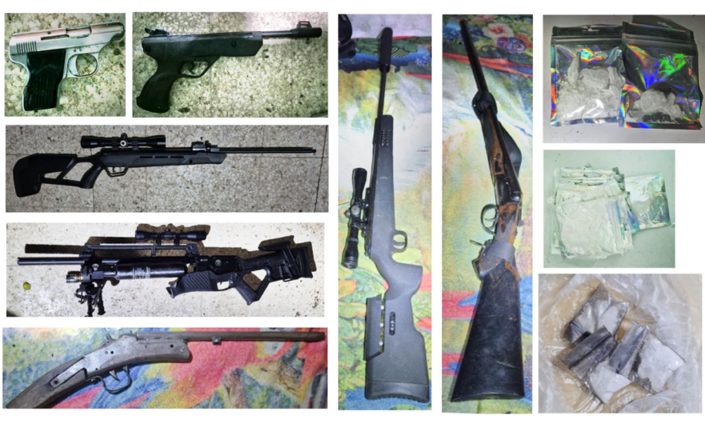 Las autoridades decomisaron armas de varios calibres Foto: Especial