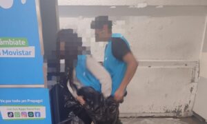 Los trabajadores de Movistar se taparon con bolsas para disimular