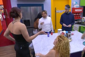 La confrontación subió de tono cuando Adrián Marcelo y Ricardo Peralta mantuvieron su postura, negando que las chicas del cuarto Mar colaboraran en las labores de limpieza