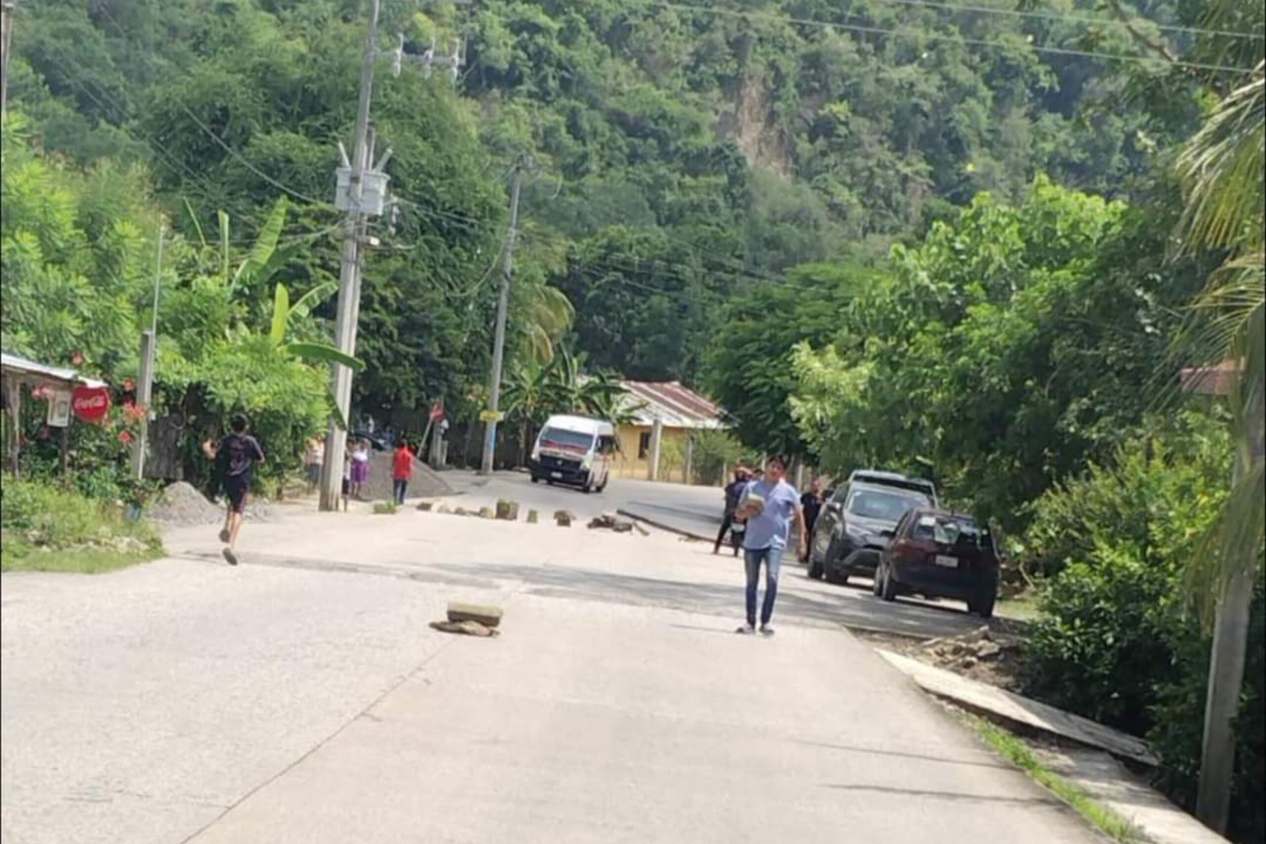 Vecinos de San Felipe Orizatlán bloquean carretera Tres Huastecas