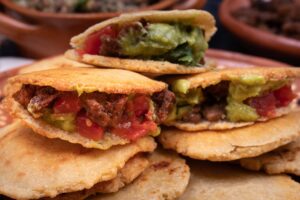 En la Feria de la Garnacha 2024 podrás degustar desde sopes, gorditas, y huaraches, hasta quesadillas al más puro estilo chilango