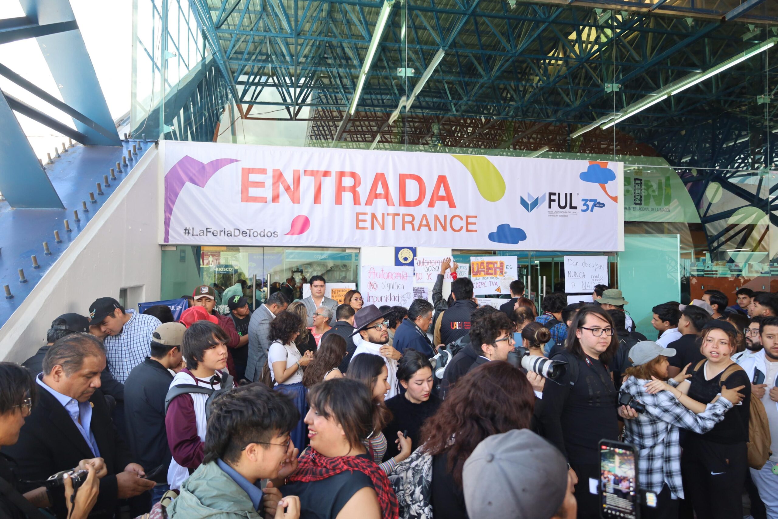 Manifestación estudiantil afecta la inauguración de la Feria Universitaria del Libro en la UAEH