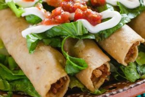 Las flautas doradas de res o pollo están  entre los peores tacos del mundo según Taste Atlas