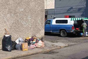 En la colonia Rojo Gómez, las aceras son invadidas con bolsas de basura