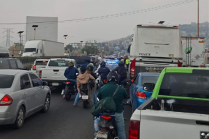 Manifestantes bloquean la autopista México-Pachuca, por supuesto despojo de predio