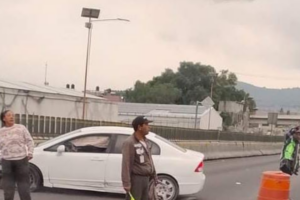 Uno de los vehículos siniestrados tras el choque por alcance en la autopista México-Pachuca