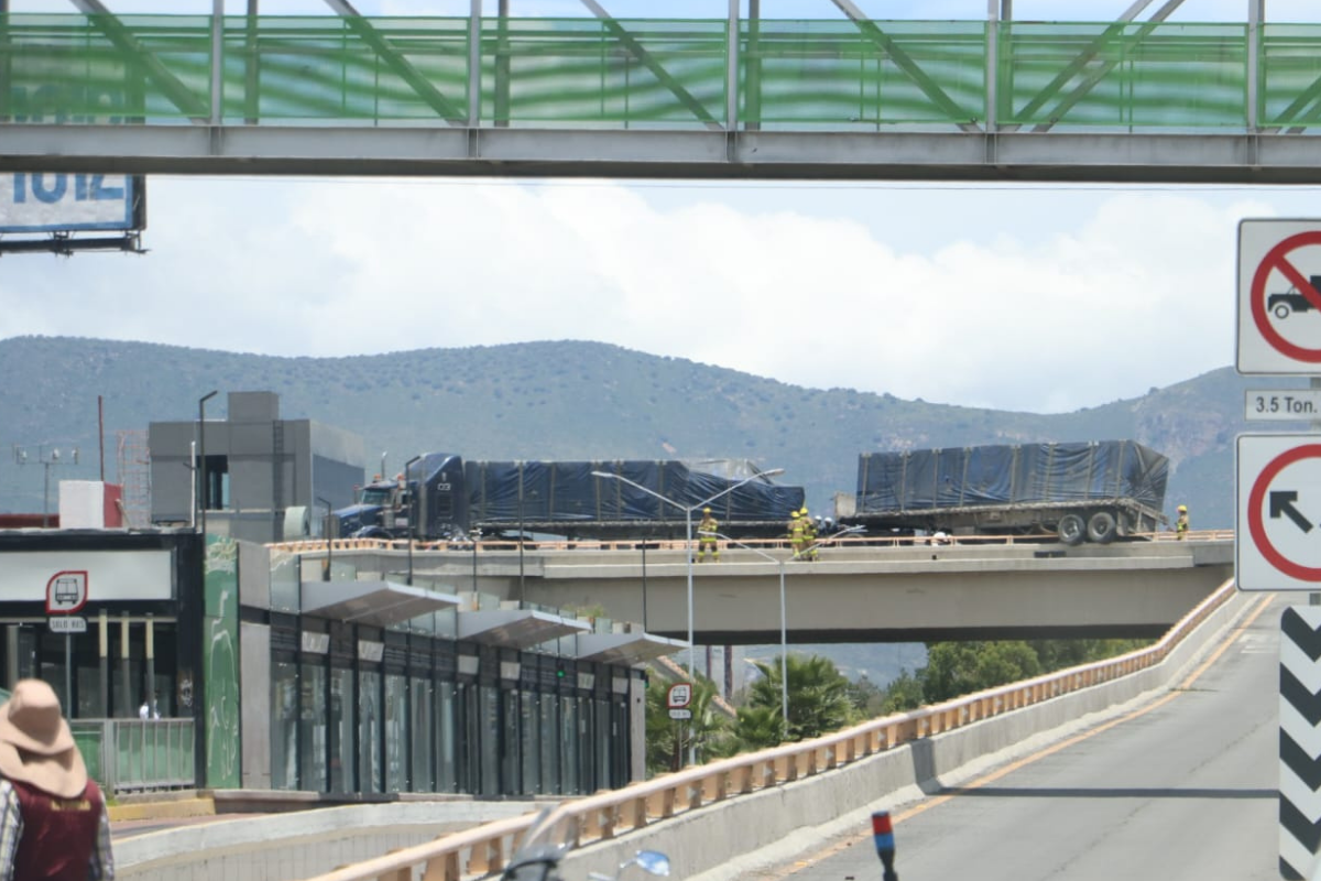 ¡Peligro! Tráiler se atoró sobre puente vehicular en el bulevar Felipe Ángeles de Pachuca