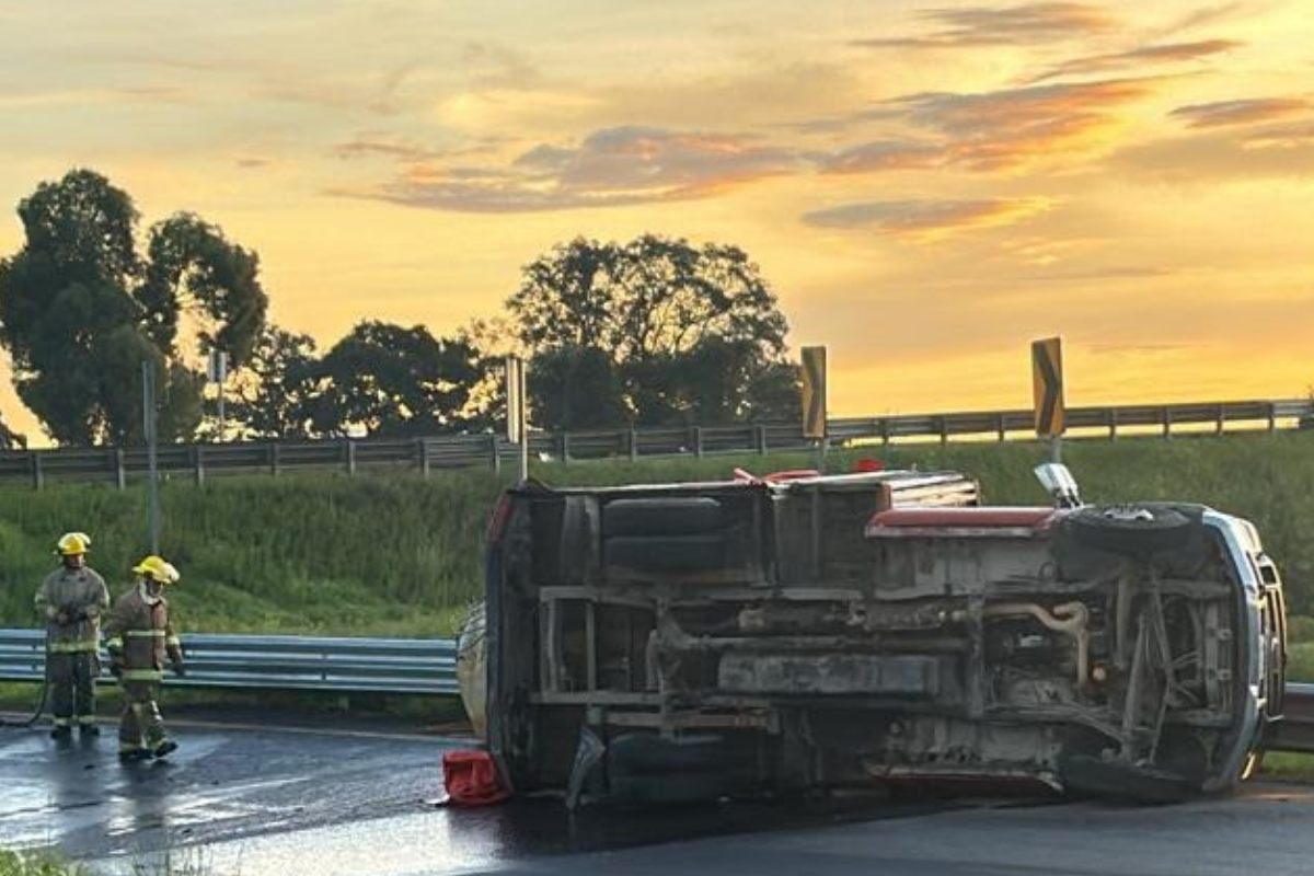 Tras volcar, abandonan camioneta que transportaba huachicol, en Singuilucan
