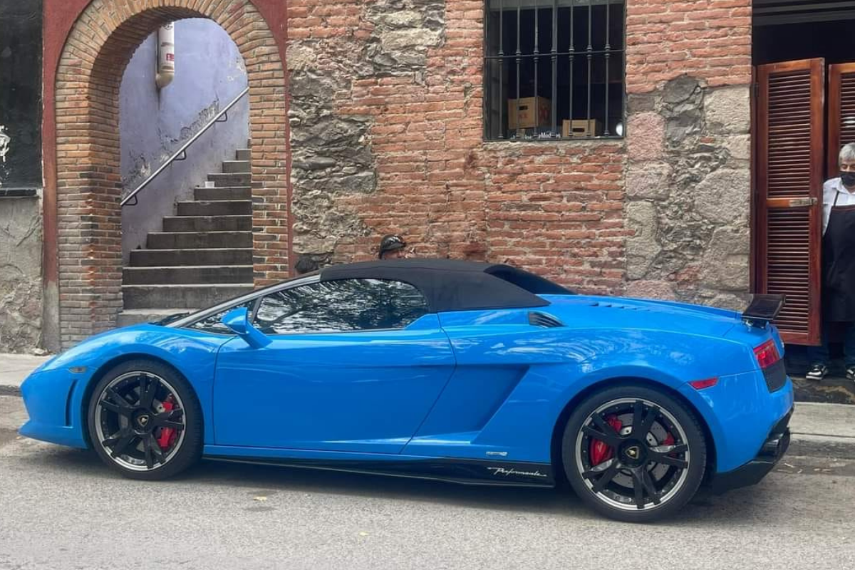 ¿De quién es? Lamborghini estacionado afuera de Salón Pachuca, roba miradas