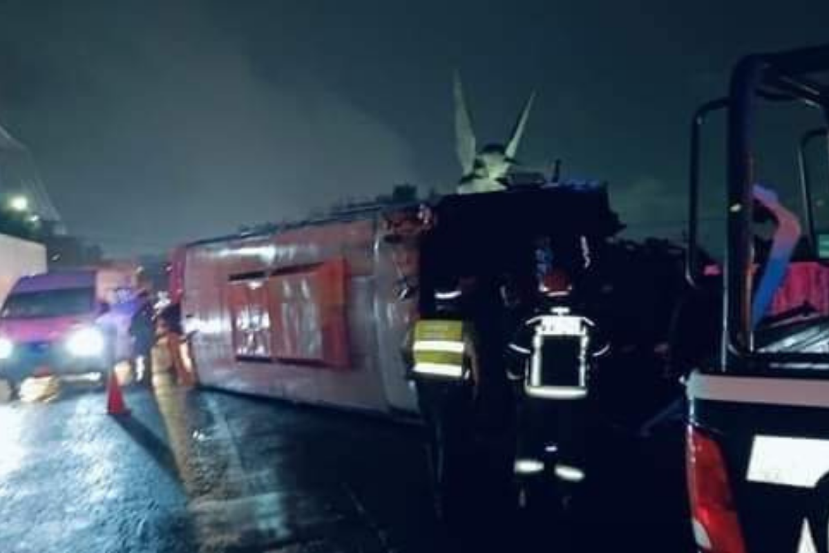 Se accidenta autobús sobre la autopista México-Pachuca