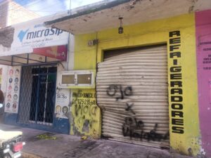 Un artefacto explosivo colocado en las afueras de un céntrico negocio causó daños únicamente a la cortina 