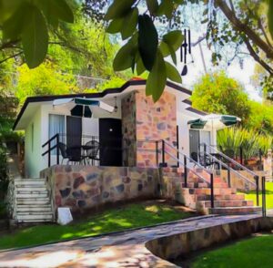 En Hotel Balneario Tzindejéh podrás disfrutar y aprovechar los beneficios y propiedades que tiene el agua termal que brota de los manantiales a 31°C de temperatura.