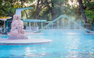 En Hotel Balneario Tzindejéh podrás disfrutar y aprovechar los beneficios y propiedades que tiene el agua termal que brota de los manantiales a 31°C de temperatura.