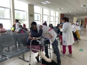 Comparten abrazos y sonrisas a pacientes del Hospital General en Pachuca