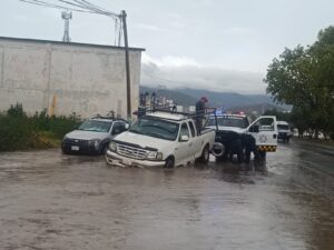 La camioneta quedó atorada enfrente del Cereso de Pachuca