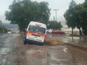 El chofer de la combi perdió el control de la unidad, por lo que cayó en una zanja