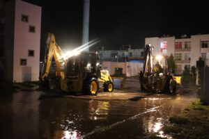 Personal de Protección Civil y CAAMTH trabaja durante la madrugada para retirar el agua acumulada en Los Héroes Tizayuca.
