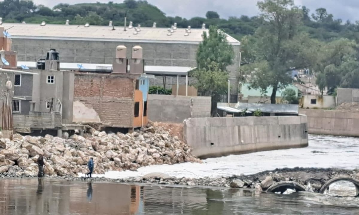 Construyen muro en el río Tula para proteger a casas en las riberas