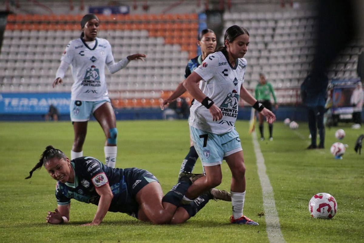 Jugadoras de las Tuzas dominando el balón en el segundo tiempo, asegurando su victoria en el estadio Hidalgo.