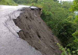Debido al reblandecimiento de la tierra por las lluvias, la vía Tlanchinol - Ixtlahuaco presenta derrumbes 