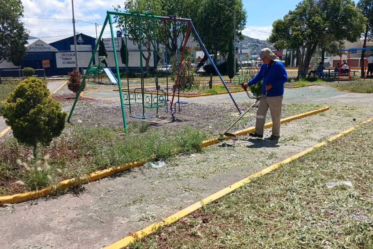 Equipos de Servicios Públicos realizando labores de embellecimiento en la ciclovía de Pachuca