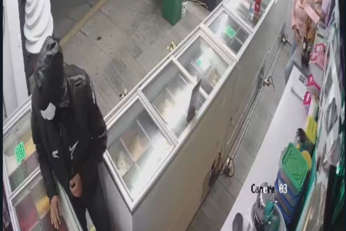El agresor, vestido con chamarra negra y cubrebocas, amenazó a las empleadas durante el asalto