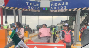 Vecinos de Ecatepec protestan sobre la autopista México Pachuca, demandando la restitución del servicio de agua