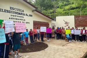 Padres de familia acusaron que la telesecundaria carece de libros y mobiliariosFoto: Anahí Castillo