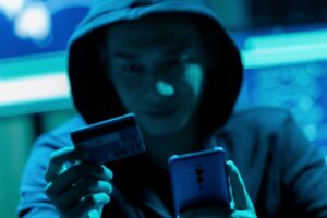 Este fraude con tarjetas contactless se lleva a cabo mediante el uso de dispositivos que replican las funciones de una terminal bancaria