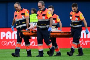 Tras blocar un balón en el aire, Ter Stegen cayó al suelo entre evidentes signos de dolor en su rodilla derecha.