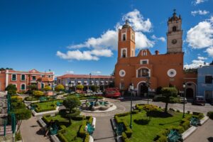 Real del Monte conquista a sus visitantes con sus antiguos edificios, casonas, portales y fuentes, que se encuentran rodeados de bosques, cañones y peñas.