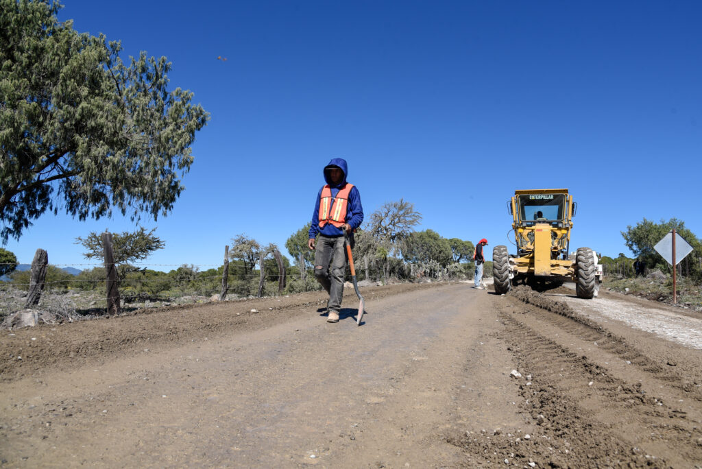 ¿Cuánto invirtió el gobierno de Hidalgo en la construcción de caminos en localidades?
