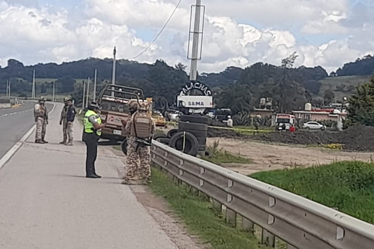 Elementos de la Sedena resguardan el área donde se encontraron dos tomas clandestinas en Singuilucan