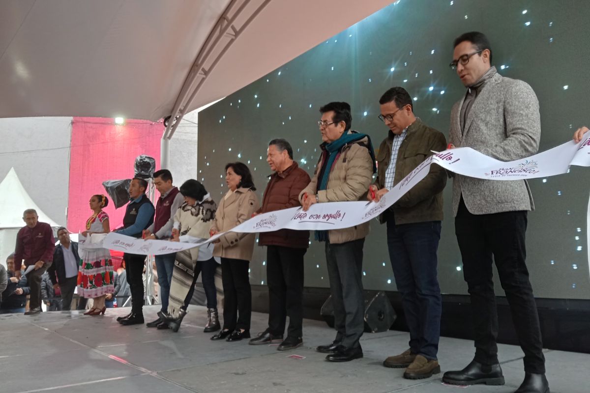 El gobernador Julio Menchaca, junto a autoridades estatales, durante el corte del listón en la inauguración de la Feria San Francisco de Pachuca 2024