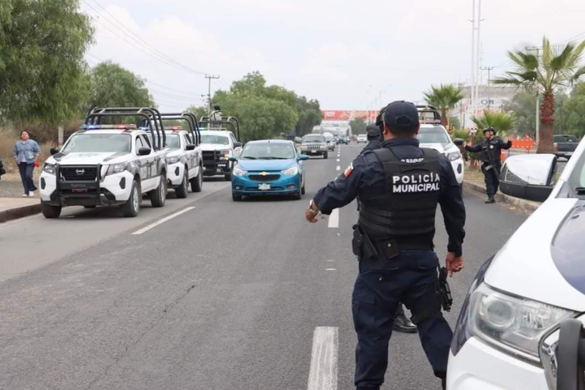 Autoridades de Tizayuca responden al reporte de asalto en Plaza Tizara.