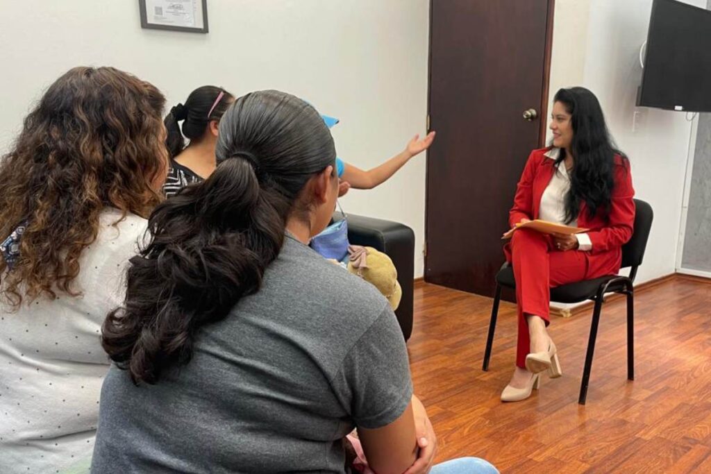 La alcaldesa María Yanet Fernández recibió a la comitiva de mujeres y les aseguró que ya tenía contemplada la rehabilitación de la vía