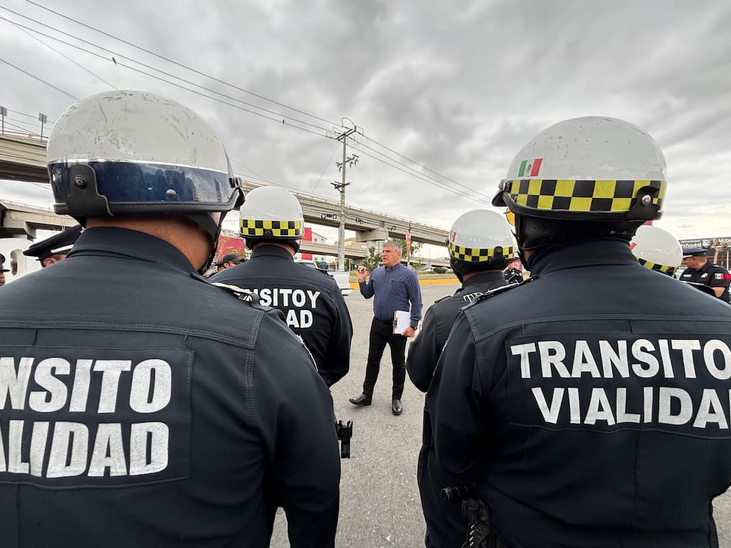 Oficiales encargados del monitoreo de velocidad y cortes viales durante la Feria San Francisco Pachuca 2024