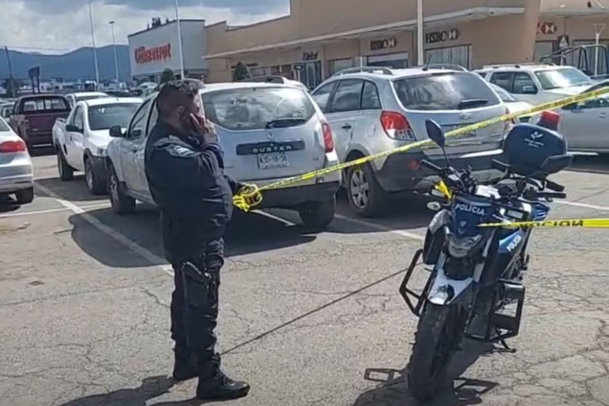Agentes de seguridad mantienen acordonado el área tras el violento asalto a plena luz del día