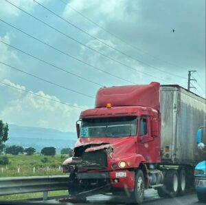 Según testigos, el tráiler fue el responsable del accidente