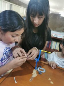 Las clases incluyen desde el uso de sensores y configuración de Bluetooth, hasta la construcción y programación de robots