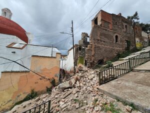En el sitio, una barda de aproximadamente dos metros de ancho colapsó, por lo que dañó el cableado telefónico. 