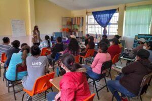 En pláticas con padres de familia, Fundación NAOH ha confirmado que más del 80 por ciento de los menores cuentan con un celular