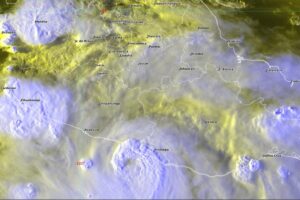 La tormenta tropical John está ubicada frente a las costas de Oaxaca, y del potencial ciclón tropical 9, está ubicado al oeste del mar Caribe