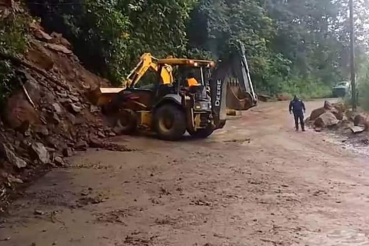 Ante deslaves en carreteras, pobladores de la Sierra de Hidalgo se unen para despejarlas