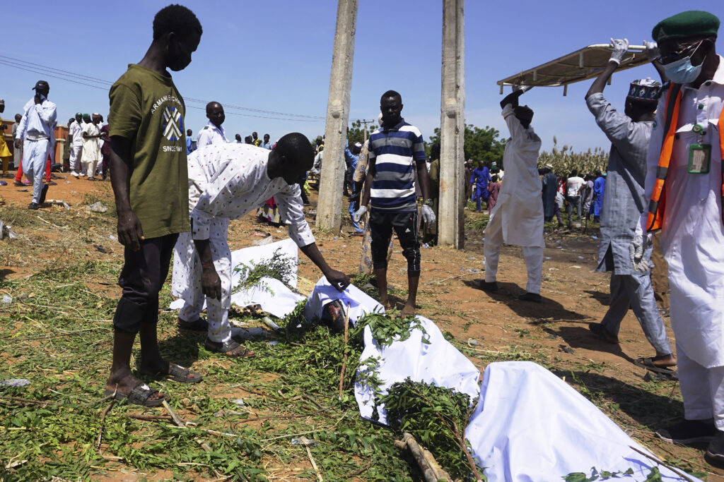 En Nigeria, una pipa con combustible explotó y dejó varias decenas de muertos