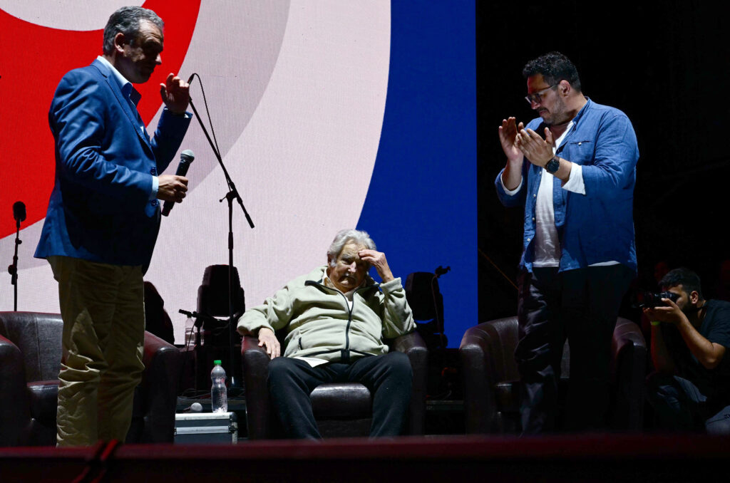 Reaparece José Mujica en un mitin: 