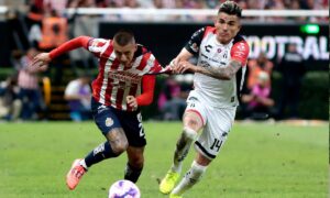 Roberto Piojo Alvarado no pudo evitar al derrota de Chivas ante Atlas
