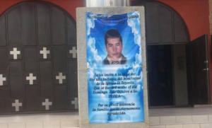 La lona colocada para invitar a la misa de