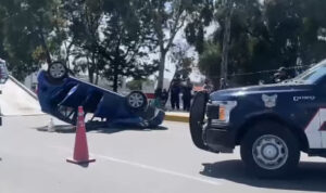 Volcadura en una de las principales vialidades de Pachuca generó caos vial esta mañana.