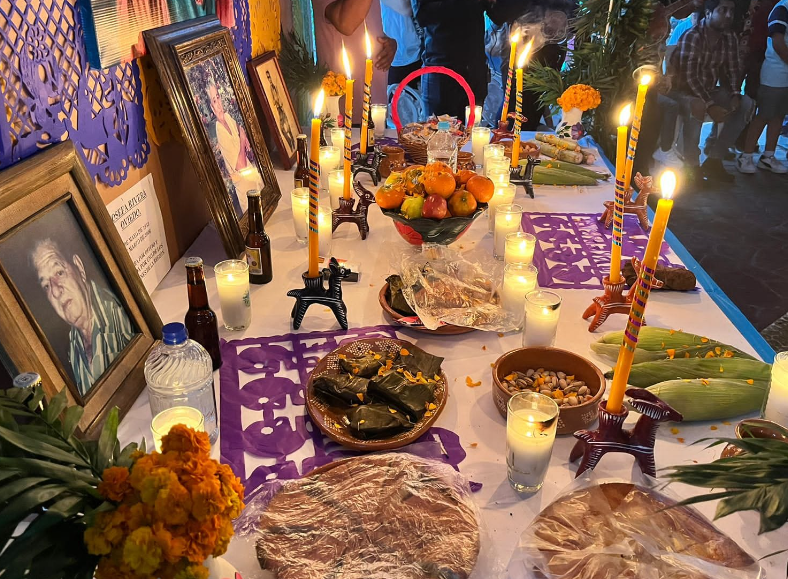 Plátanos y cacao se preparan en la ceremonia previa al Xantolo, símbolo de gratitud y vida.